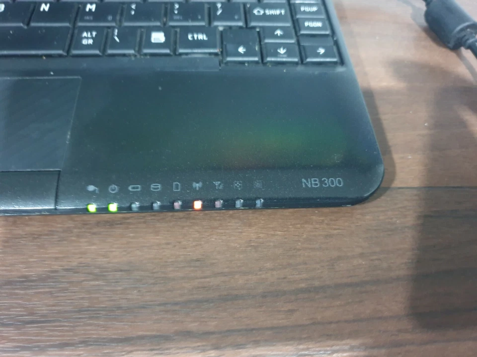 C1173 TOSHIBA NB300 BLACK LAPTOP NETBOOK 10.1" 1GB working smashed screen sapres - Image 4 of 4