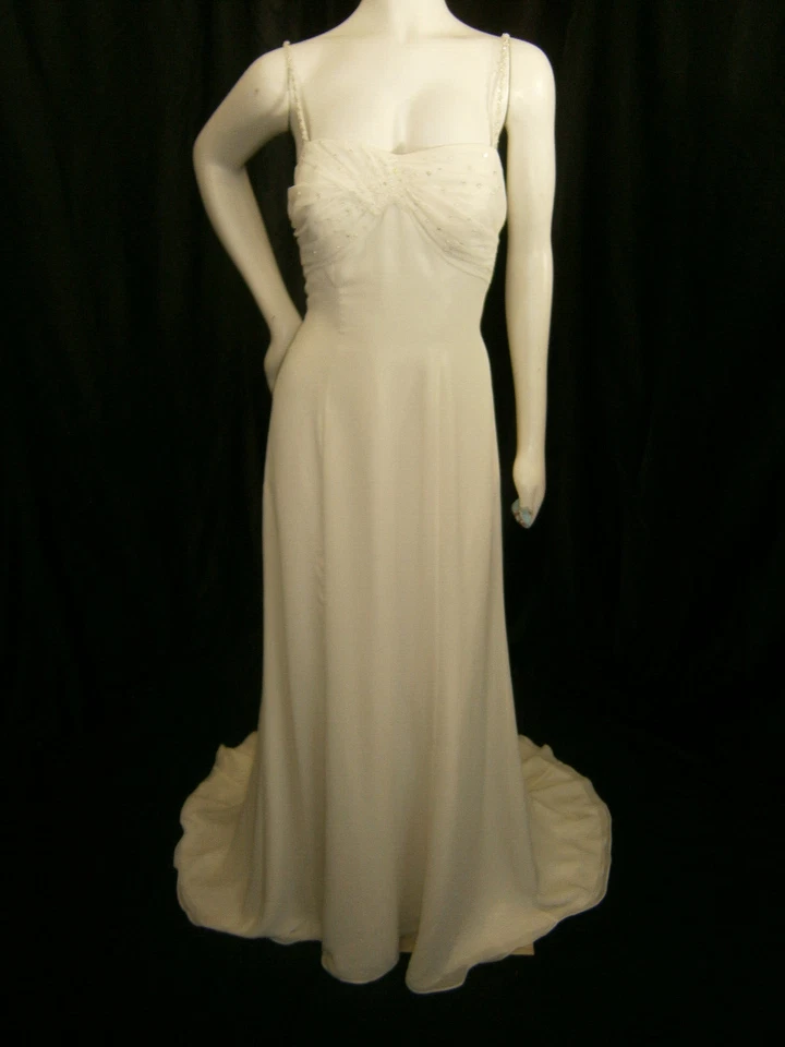 Vestido de novia Jazmín 10 marfil chifón cuentas entrecruzado espalda tren de barrido Foto 2 de 4