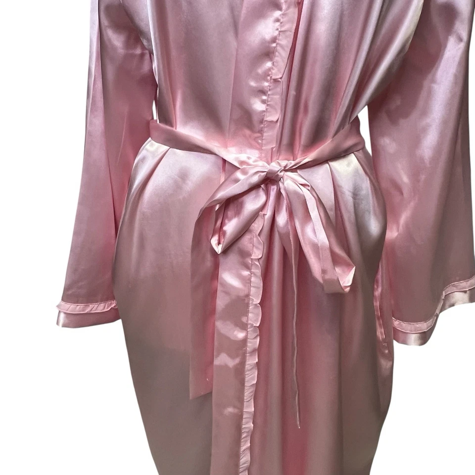 Bata para mujer XXL Morgan Taylor con volantes satinada Charmeuse rosa 2X Plus Foto 3 de 4
