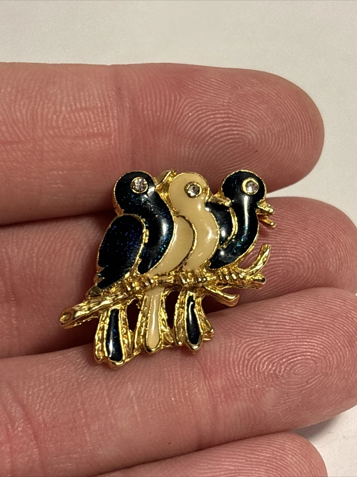 Broche prendedor vintage MJC Judith McCann 3 pájaros negro blanco tono dorado Foto 4 de 4