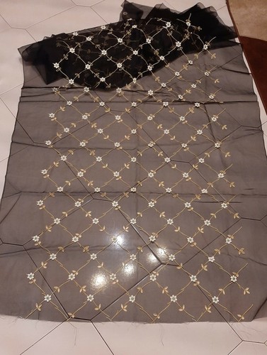 Organza nera ricamata con fiori bianchi - Foto 6 di 12