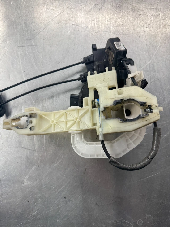 Actuador de cierre de cerradura de puerta de pasajero delantero KIA Optima 2016-2020 OEM 81325-D5010 Foto 4 de 4