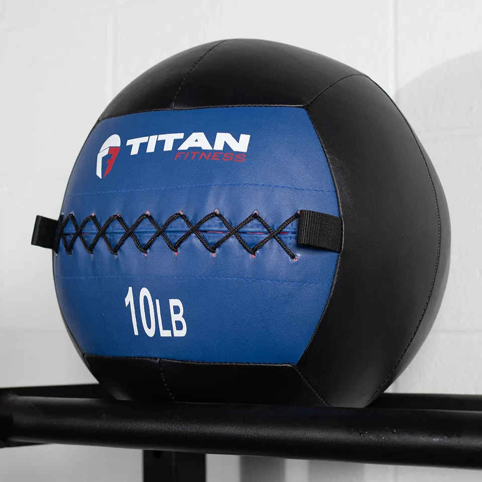 Balón de pared medicinal de cuero suave Titan Fitness 10 lb, bola de peso codificada por colores Foto 2 de 4