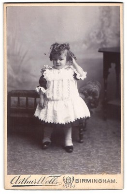 Fotografie Arthur Wells, Birmingham, 354, Moseley Road, Kleines Mädchen im Klei 