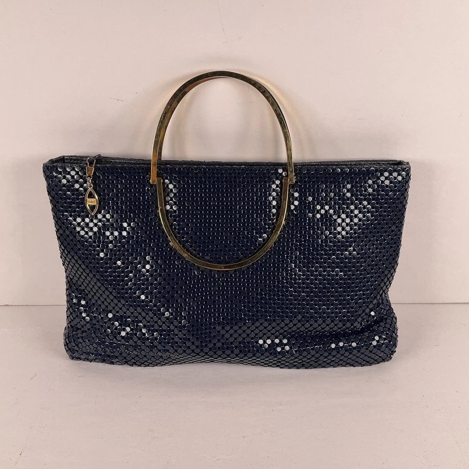 Cartera de mano vintage de los años 70 para mujer de malla y lentejuelas azul con asas de metal dorado Foto 2 de 4