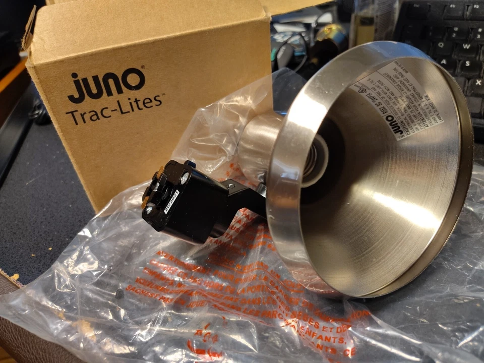 Soporte de lámpara Juno Lighting R552SC Trac-Lites peldaños acampanados voltaje de línea 75W PAR30, Foto 3 de 4