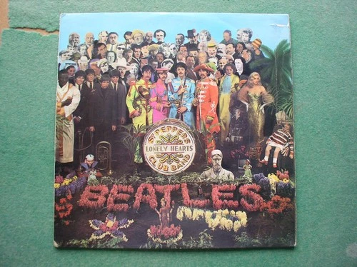 THE BEATLES:  SGT. PEPPERS LONELY HEARTS CLUB BAND  PCS  7027    CON EX