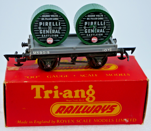 A vintage boxed Hornby 'O' gauge RS712 trolley wagon with two