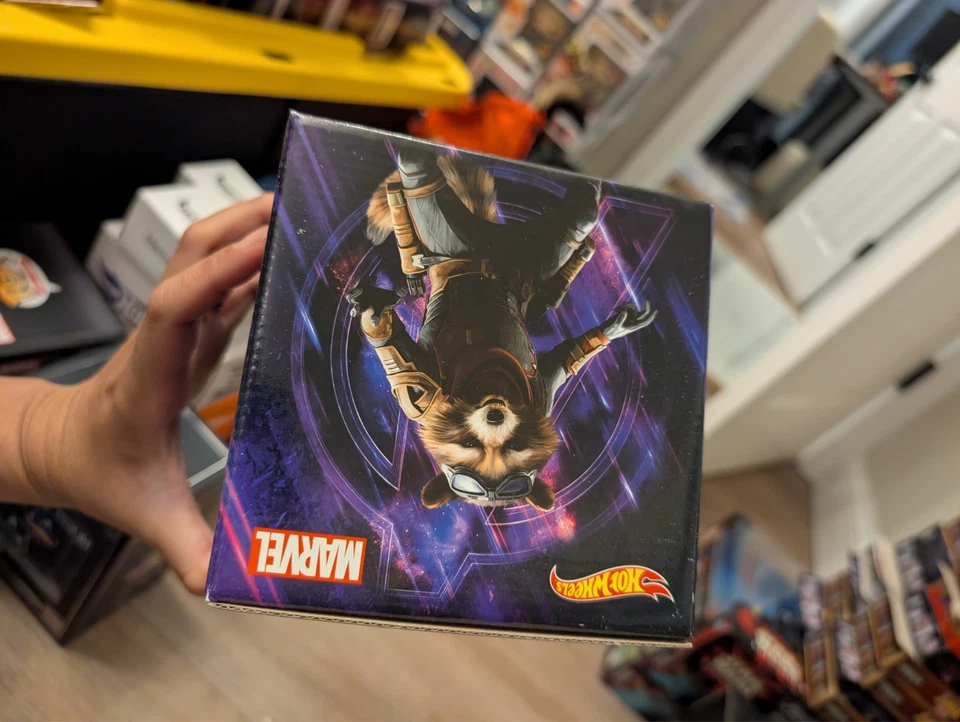 SDCC Hot Wheels Marvel Land Rover Defender 110 Pickup Truck with Hulk and Rocket - Image 4 of 4