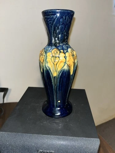 Gorgeous 8.5” Brush McCoy Vase In Their Amaryllis Pattern. Great Glaze Colors.