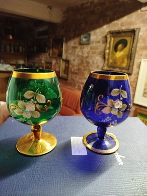 Zwei Gläser mit 24k.Goldauflage blau und grün.Mutano oder Böhmen???
