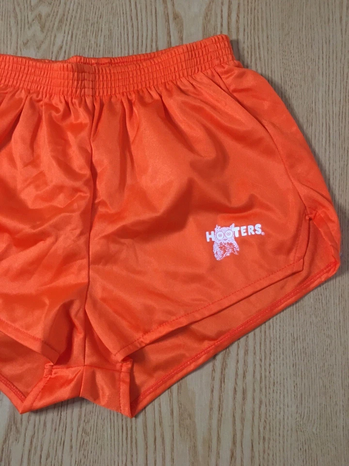 Novo Shorts Feminino Hooters Menina Vintage Raro Uniforme Sexy/Laranja Sedoso Tamanho XXXS - Imagem 2 de 4
