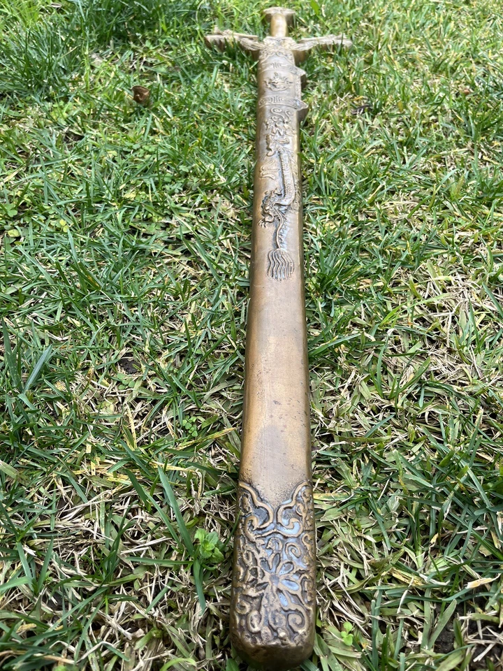 Espada ceremonial asiática vintage de latón puro con vaina Foto 4 de 4