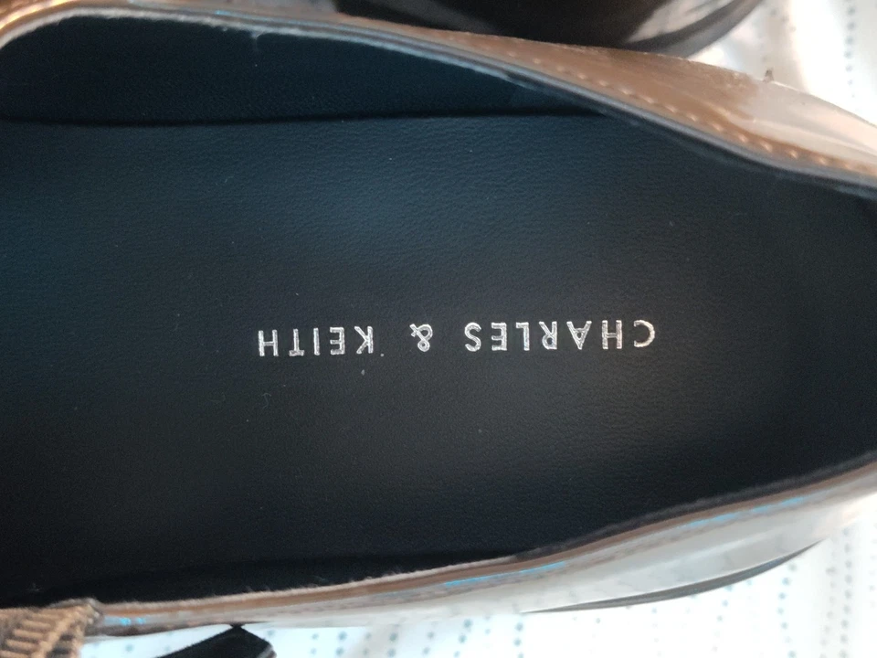 Mary Jane para mujer Charles & Keith, talla US6, dedo pequeño, marrón. Foto 4 de 4