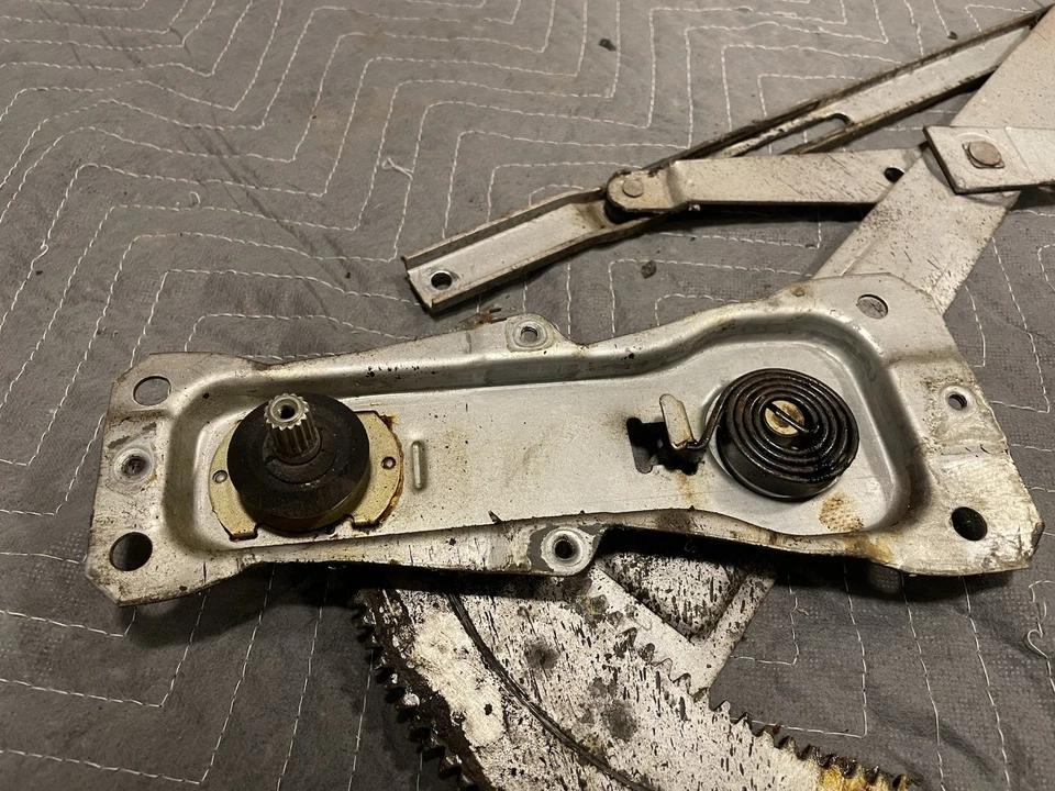 1979-1985 Mazda RX-7 FB SA S1 S2 S3 Passenger Right Manual Window Regulator OEM - Image 3 of 4