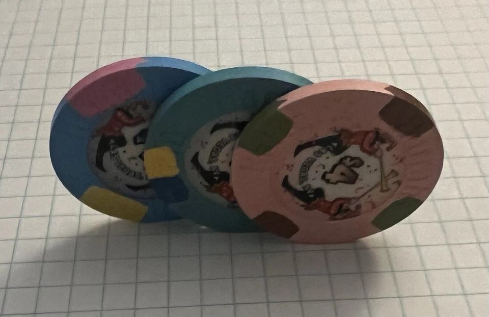 Harrah’s Set Of 3 Casino Chips $4, $2, $1 - Image 4 of 4