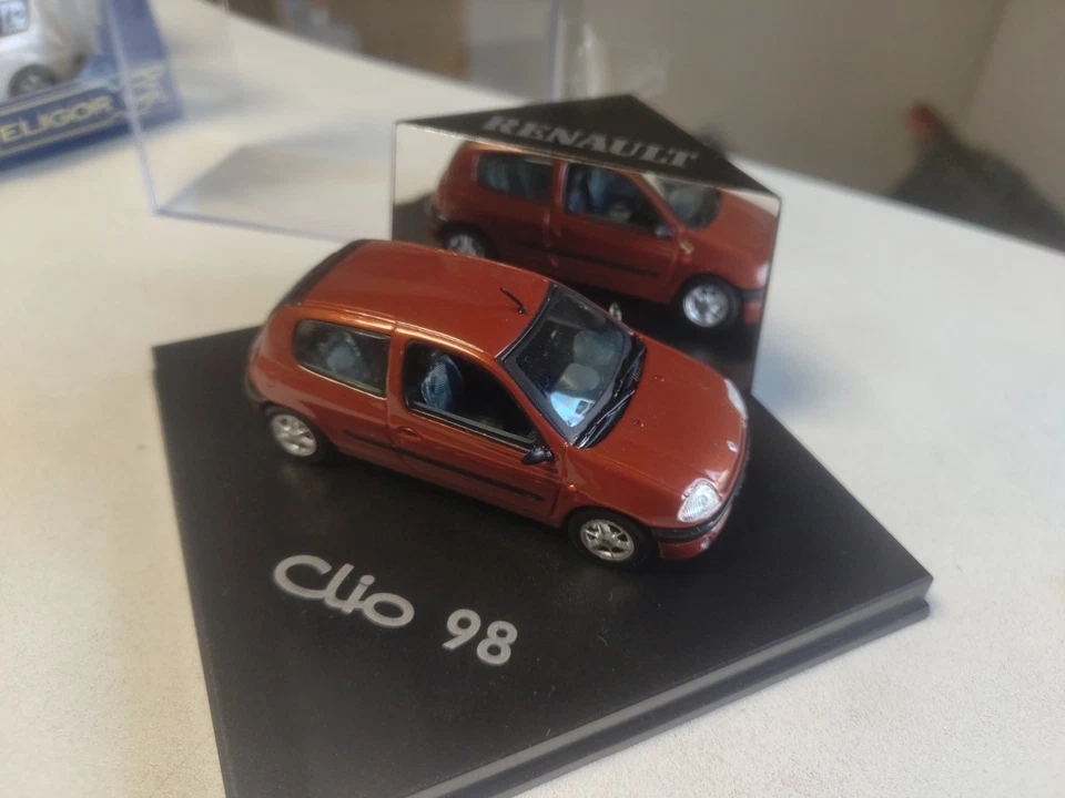 RENAULT CLIO 1998 UNIVERSAL HOBBIES  1/43 - Photo 2/4