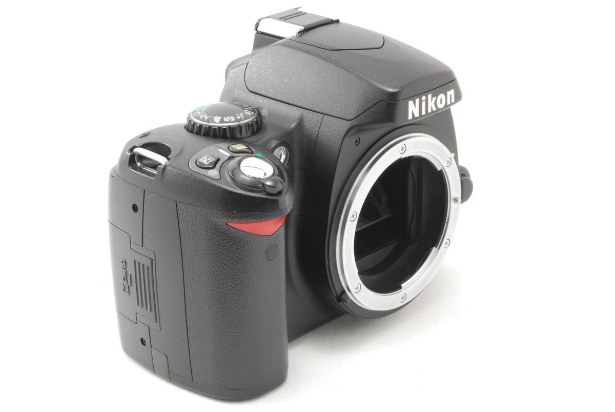 Nikon D40 DSLR Camera w/AF-S DX Nikkor 18-55mm f/3.5-5.6G II Lens