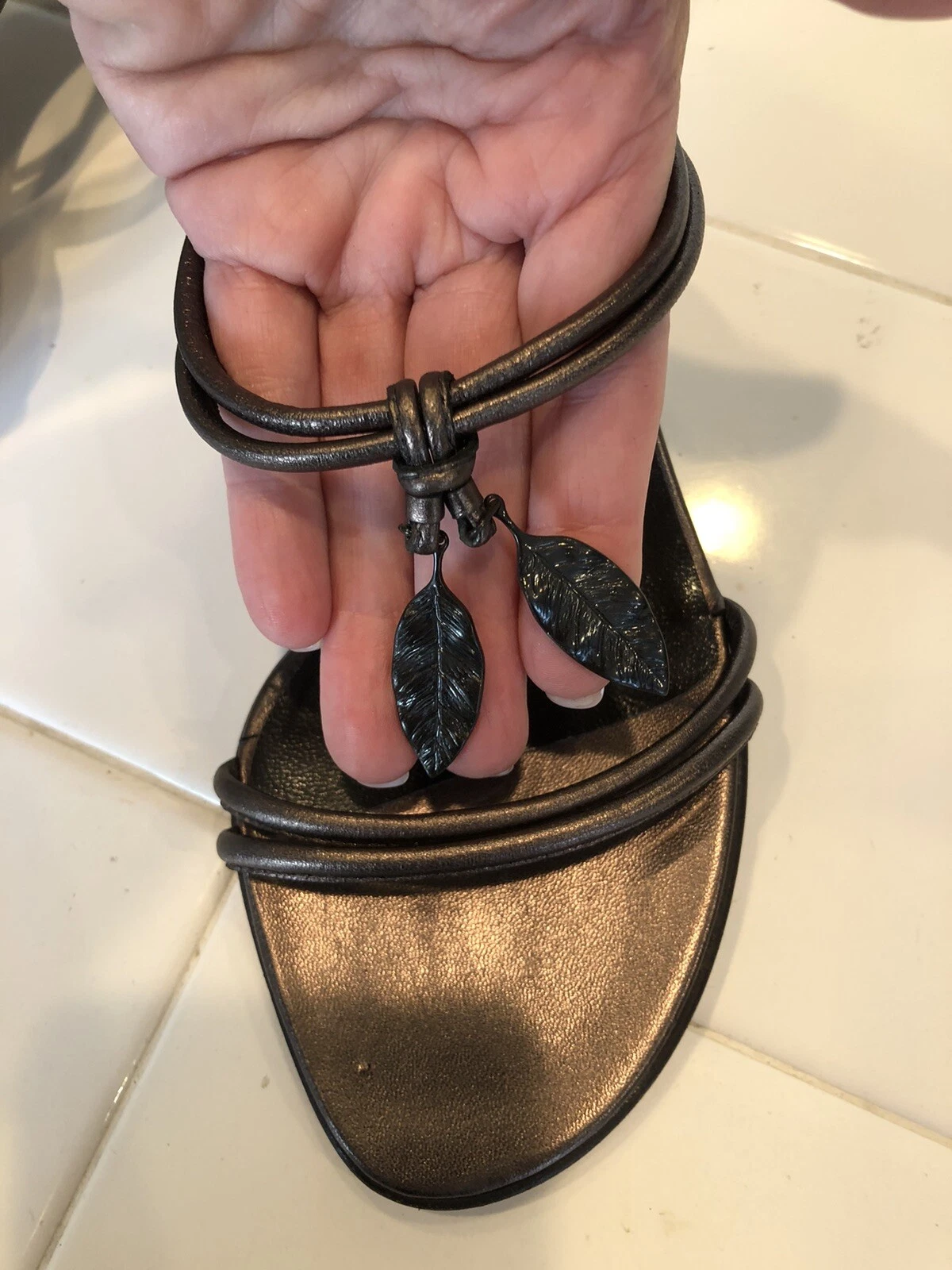 Sandali con cinturino tacco a gattino bronzo Fendi 37 foglie di metallo comodi versatili