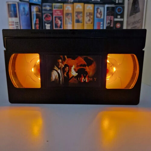 Lampada Videocassetta Horror & Thriller LED VHS Compleanno Natale Idee Regalo Luce Retrò - Foto 86 di 143