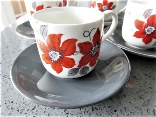 JOHNSON BROS. VINTAGE SET OF 6 DEMITASS COFFEE CUPS. POINSETTAS & GREY SAUCERS - Picture 3 of 12