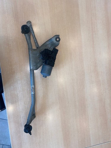 Dacia Sandero  Scheibenwischerbock mit Motor