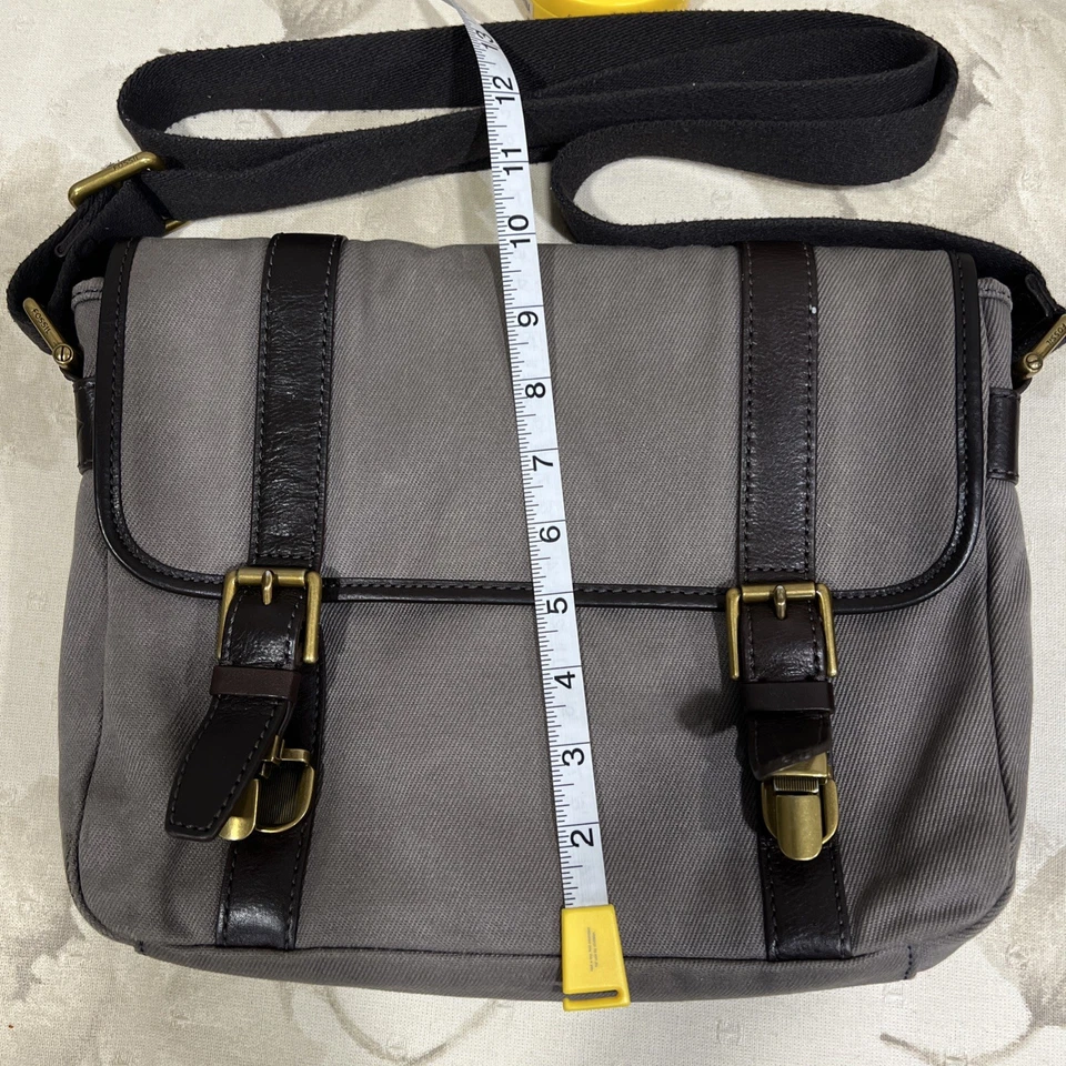 Bolsa para laptop Fossil Commuter Messenger cinza carvão - 12 pol. X 10 - Imagem 2 de 4