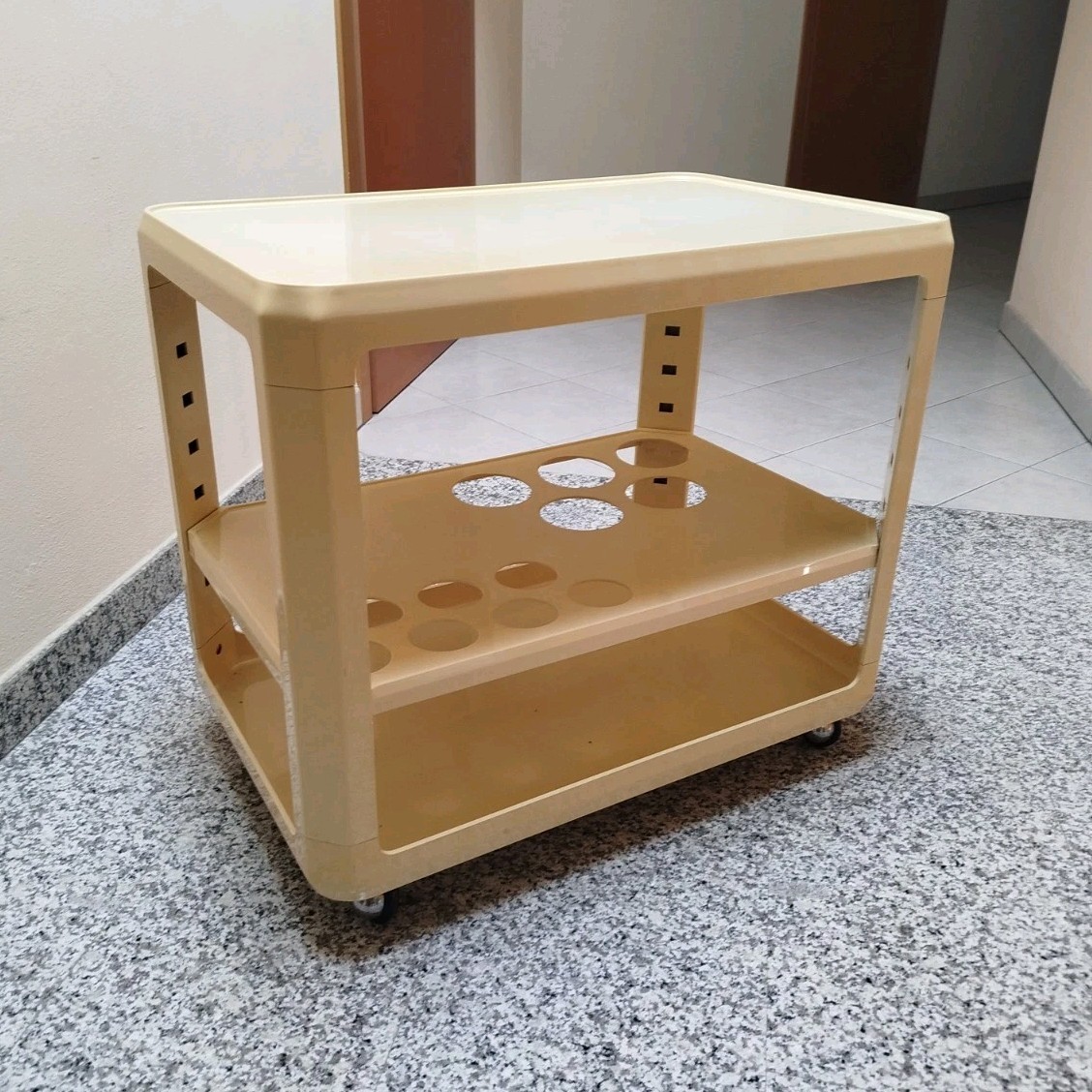 Kartell carrello con ruote Alberto Rosselli beige 69x44x62 cm plastica