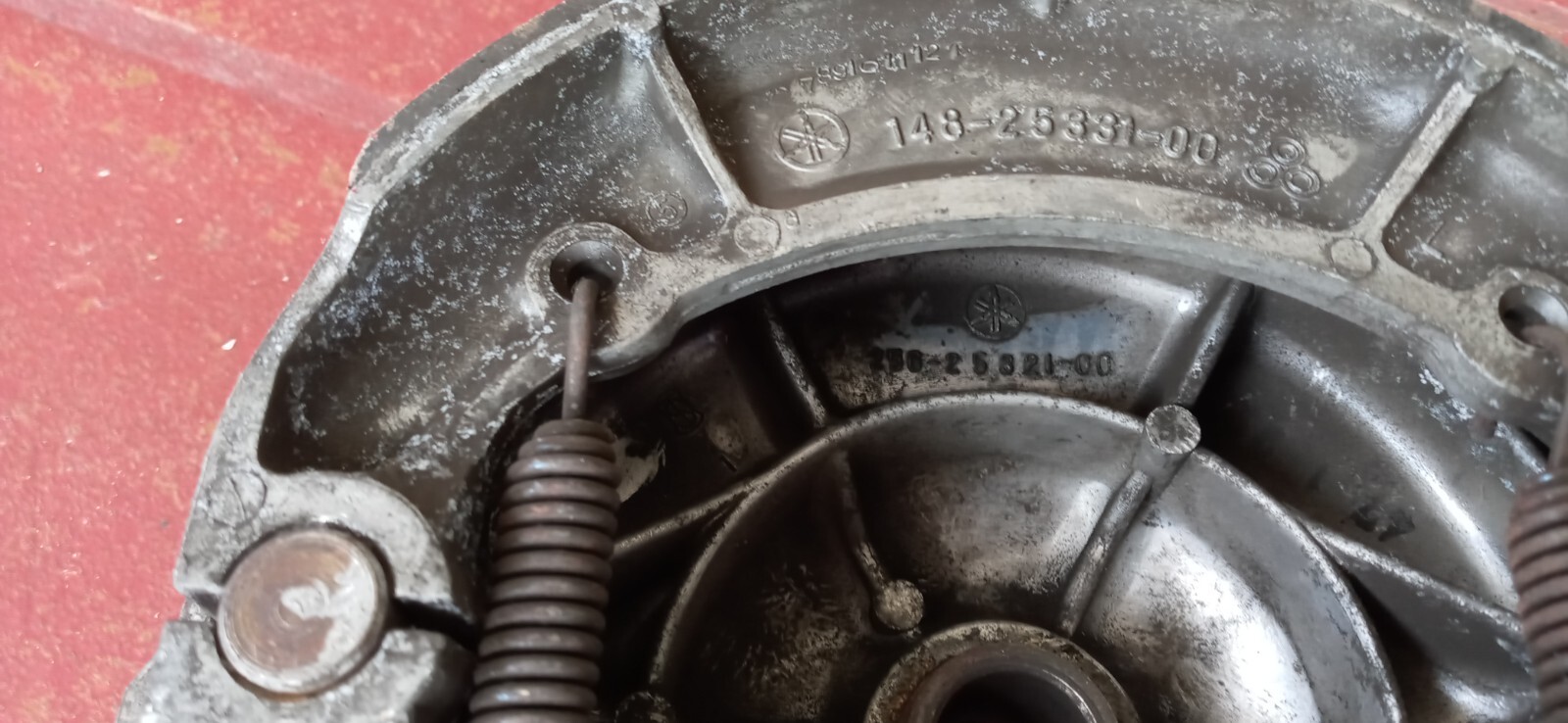 70-74 YAMAHA XS650 REAR DRUM BRAKE HUB BACKING PLATE SHOES 256-25321-00 71 72 73