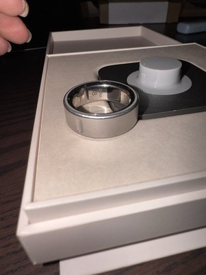 Oura-Ring Gen 4, Größe 8,  Brushed Silver Incl. Ladestation