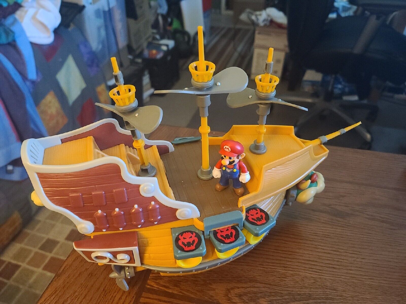 Super Mario Deluxe Bowser's Air Ship Playset with Mario Action Figure –  Authentic In-Game Sounds & Spinning Propellers Medium