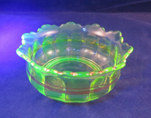 Vaseline Glass Bowl w Gold Striping. Photos taken w blue light to show green - Afbeelding 1 van 9