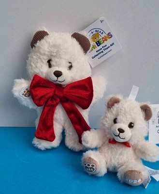 Build A Bear Cosy Cuddles Mini Bohnenbohnen & rote Schleife & 2024 Bär Ornament Brandneu mit Etikett 