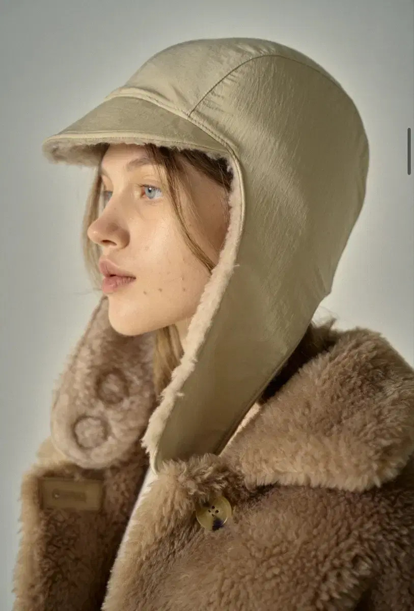 Facade pattern lambswool earflap cap light beige - image 1