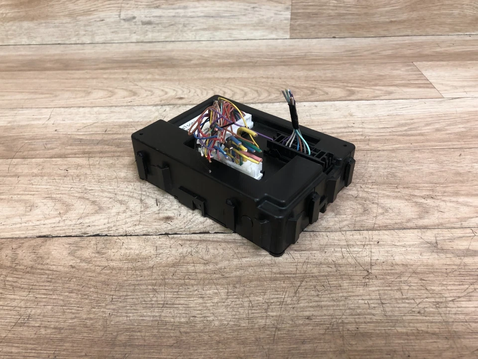 MÓDULO DE CONTROL DE CARROCERÍA DE REPOSAPIÉS LUZ DELANTERA NISSAN NV200 OEM 2013-2021 Foto 2 de 4