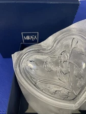 VTG Clear Glass Trinket Dish Heart Shaped Jewelry Box Bridal Lily Flowers Mikasa