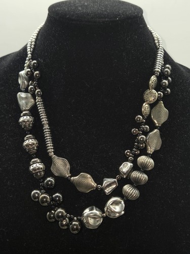 Silvertone Double Strand Plastic Beaded Necklace With Different Shaped And Sizes - Foto 2 di 4
