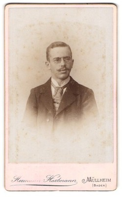 Fotografie Hermann Hartmann, Müllheim /Baden, Eleganter Herr mit Zwicker und Ob 