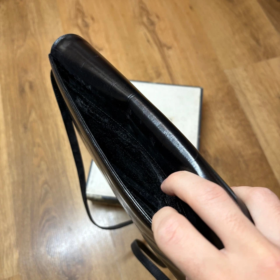 Givenchy Sacs Vintage Black Leather Shoulder Bag - Image 4 of 4