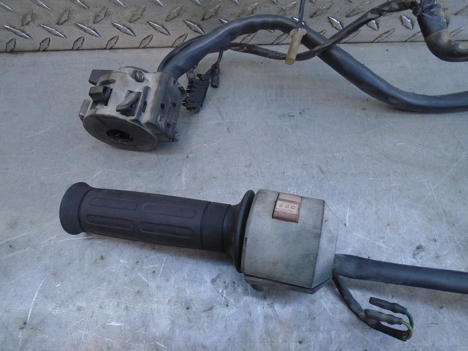1986 Honda Vt 1100c  Vt 1100 Shadow handlebar on off & turn signals switches - Image 2 of 4