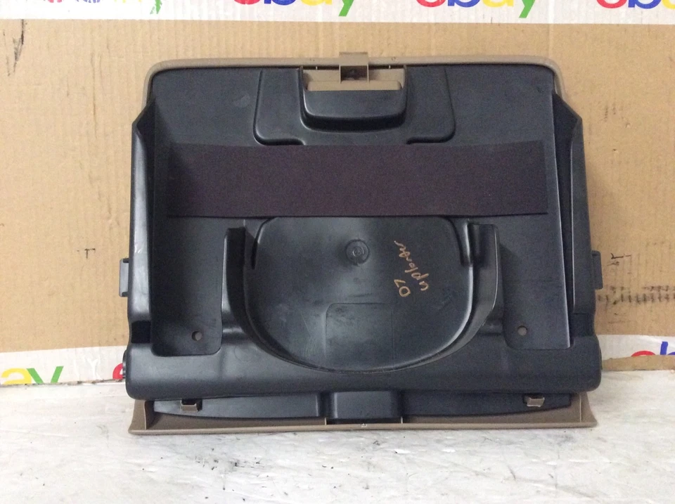 05 06 07 08 09 Chevrolet Uplander—Compartimiento de almacenamiento trasero del asiento beige tostado Foto 2 de 2