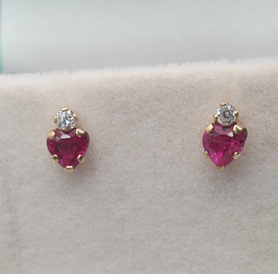 Kleine und schöne Ohrstecker 10 Karat Gelbgold kreiert Rubin Herz & CZ