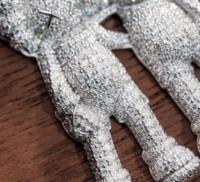 Colgante de plata de ley 925 con dibujos animados personalizados de moissanita real de corte redondo de 2,70 quilates Foto 2 de 4