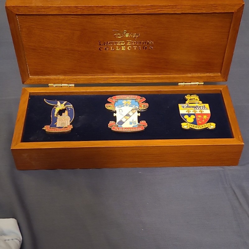 Disney Disneyland Ambassador Limited Edition Pin Set Wooden Display Box