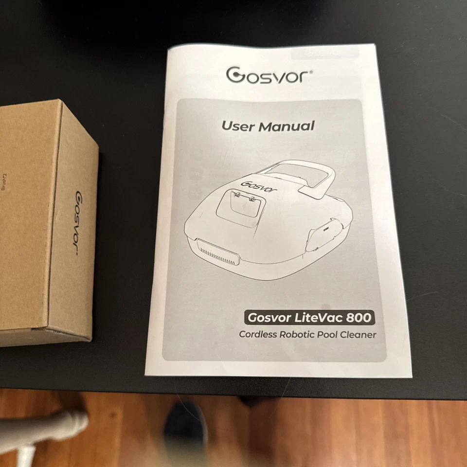 Caja abierta aparece nuevo limpiador robótico de piscinas Gosvor LiteVac 800 blanco y naranja Foto 3 de 4