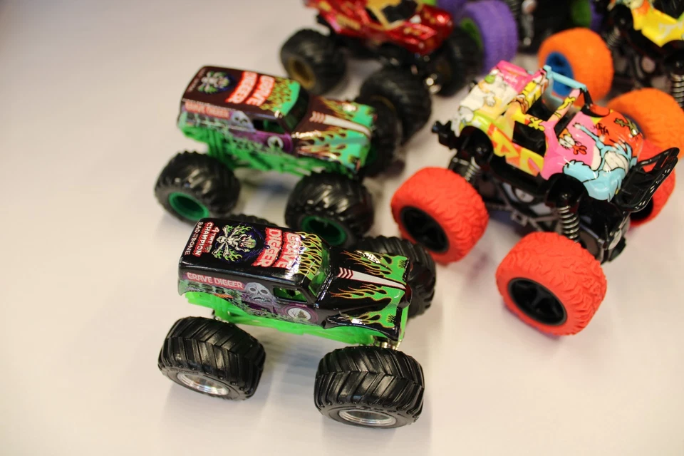 Lote Mixto De 6 Monster Truck Juguete Hot Wheels Mattel 2 Grave Diggers y Iron Man Foto 3 de 4
