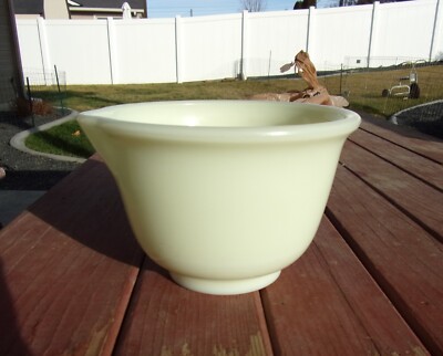 Vintage Yellow Hamilton beach glass mixing bowl w/Spout