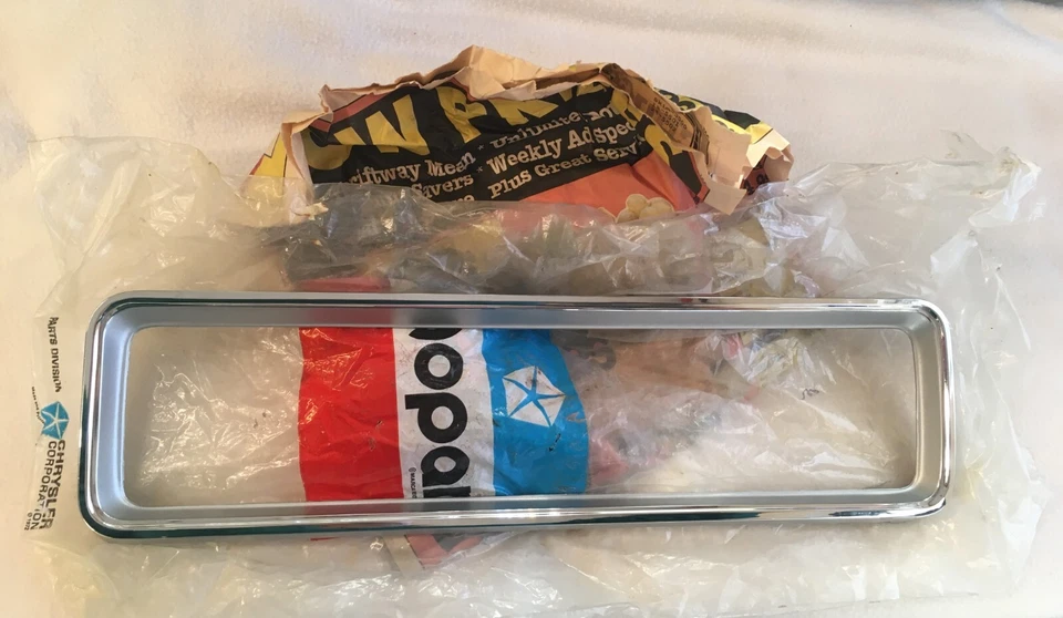 NOS Mopar 75-78 道奇摩纳哥尾灯挡板右侧,旅行车除外,Brougham — 第 3/4 张图片