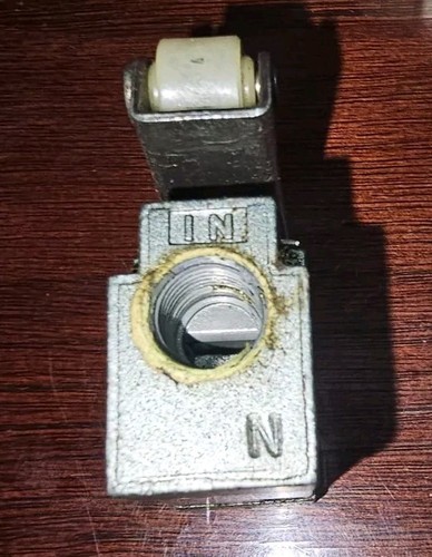SMC VM 131-01 VM1 Mechanical Valve 1/8" NPT - Used - Picture 4 of 4