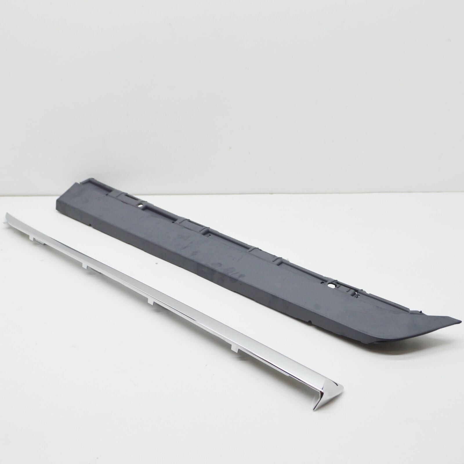 Genuine Volvo Xc60 LH Lower Door Trim Moulding 39821369 for sale  